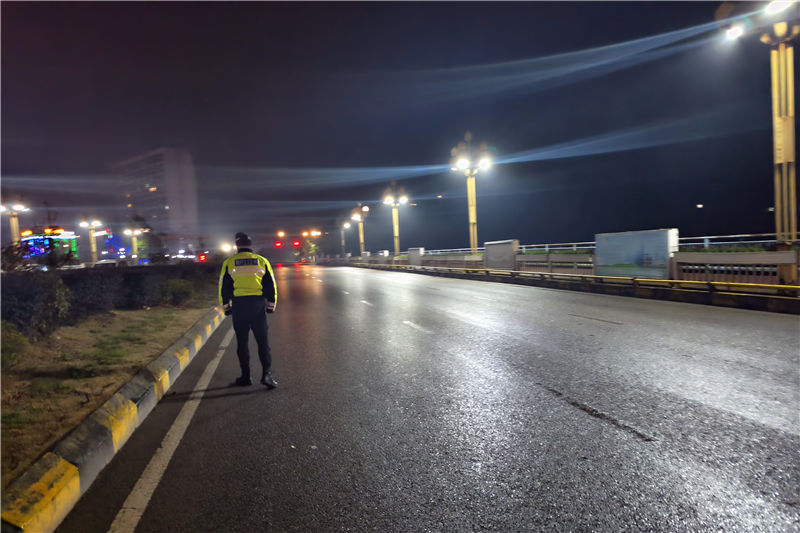 民輔警在凝凍易滑路段開展預(yù)防工作