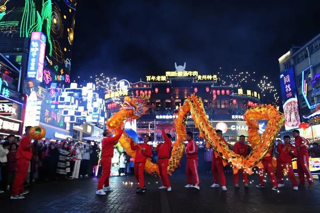 市民游客在青云市集內(nèi)觀看舞龍表演。