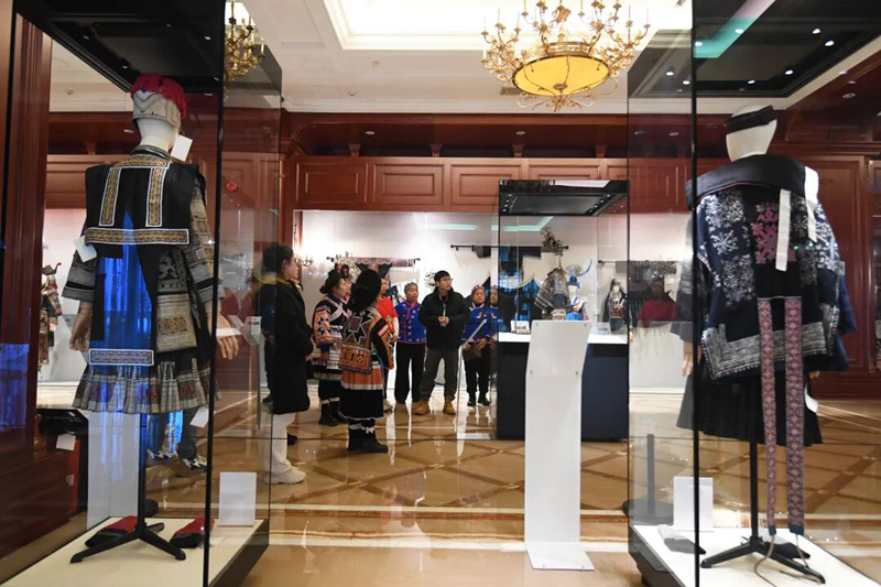 繡娘正參觀歐東花民族服飾博物館非遺展廳。