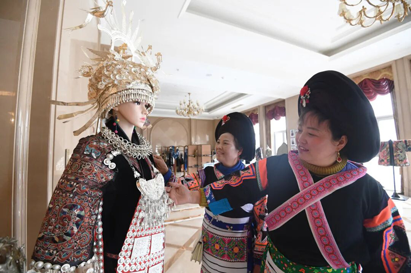 繡娘正參觀歐東花民族服飾博物館非遺展廳。