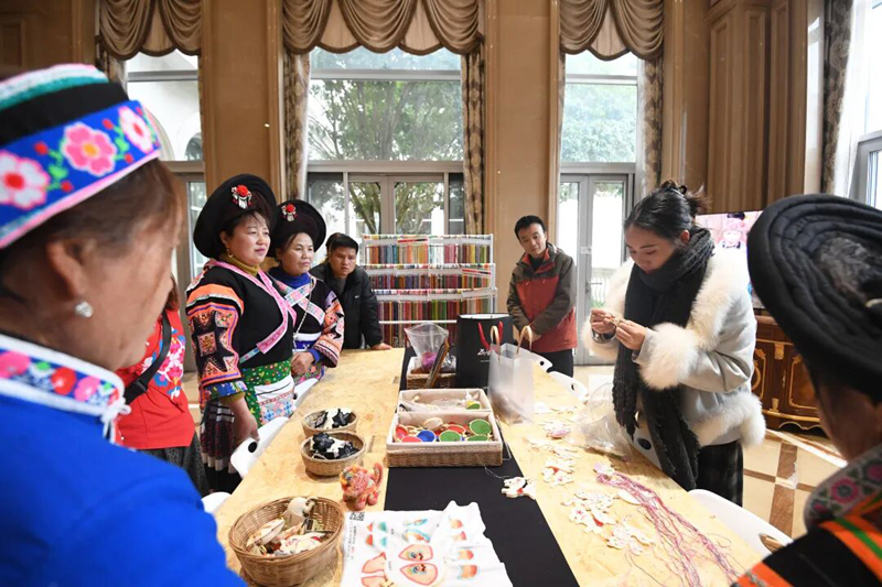 繡娘正在歐東花民族服飾博物館工作人員的指導(dǎo)下進(jìn)行苗繡產(chǎn)品制作。