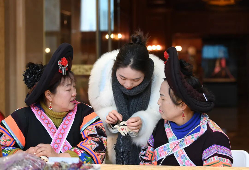繡娘正在歐東花民族服飾博物館工作人員的指導下進行苗繡產(chǎn)品制作。