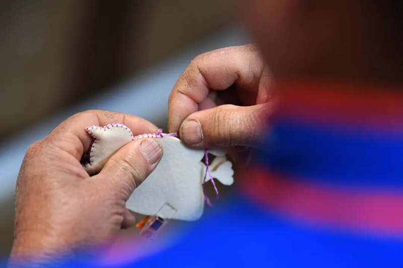 繡娘正在學(xué)習(xí)苗繡技藝。