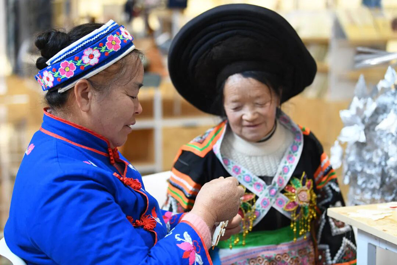 繡娘正在學習苗繡技藝。