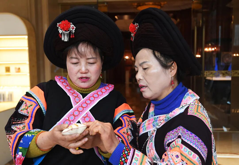 繡娘正在學習苗繡技藝。