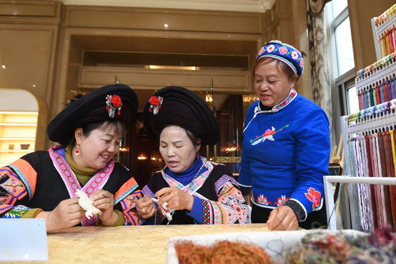 繡娘正在學(xué)習(xí)苗繡技藝11