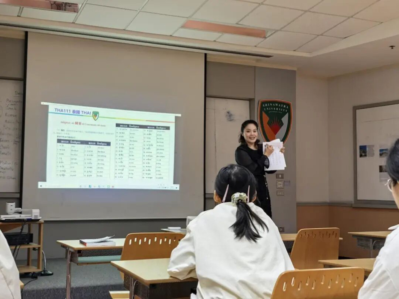 學生參與基礎泰語與跨文化溝通課程。