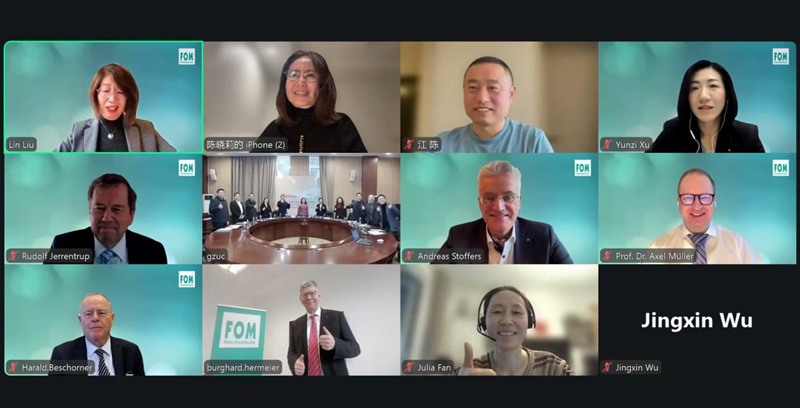 雙方在線上合影。