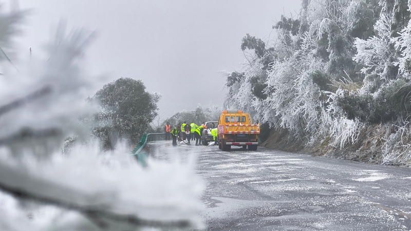 3 圖為在S308線夾山路段開展抗凝保通工作。肖和俊 攝.jpg
