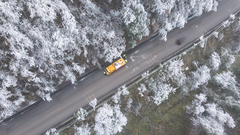 4 圖為在S308線嵐家坪路段開展除冰工作。霍仁歡 攝.jpg