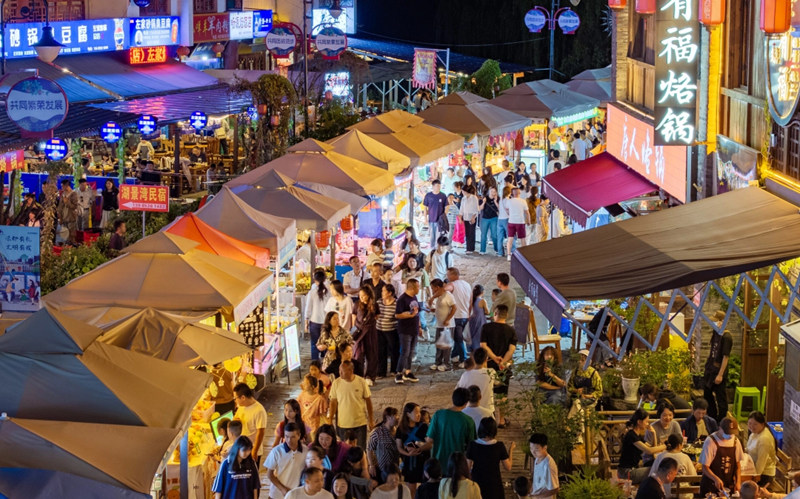 避暑游客逐年增多。