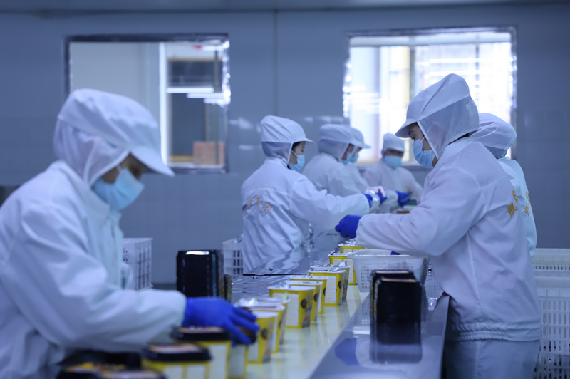 2026年1月23日，貴州玉夢(mèng)食品(集團(tuán))有限公司生產(chǎn)車間，工人們正忙碌不停。楊序成攝