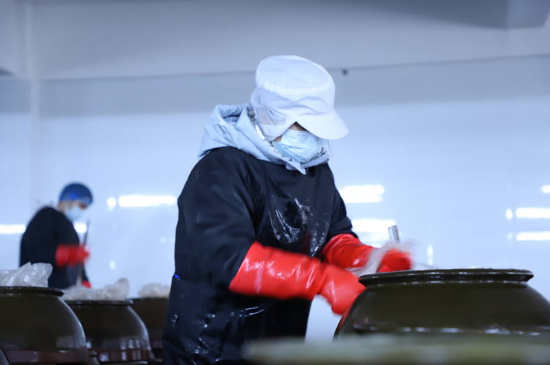 貴州玉夢(mèng)食品(集團(tuán))有限公司發(fā)酵車間內(nèi)，工人們正在攪拌酸湯。楊序成攝