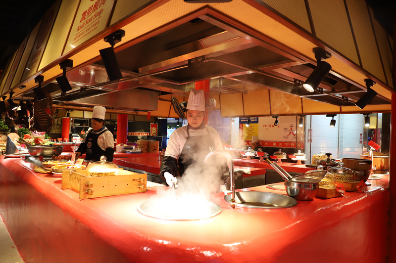 2026年1月20日，貴州凱里市亮歡寨酸湯魚廚房里，酸湯四溢飄香。龍藝攝