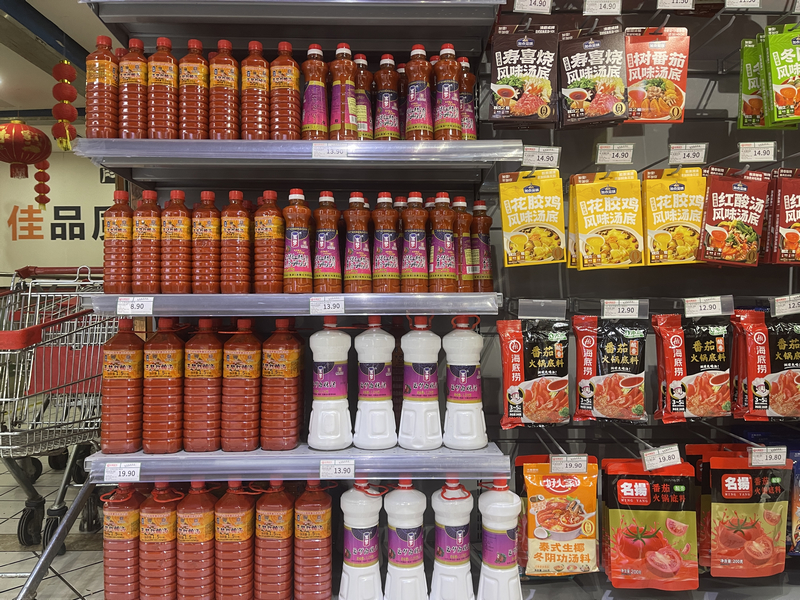 貴州凱里市佳慧超市內(nèi)的酸湯產(chǎn)品。李思琪攝
