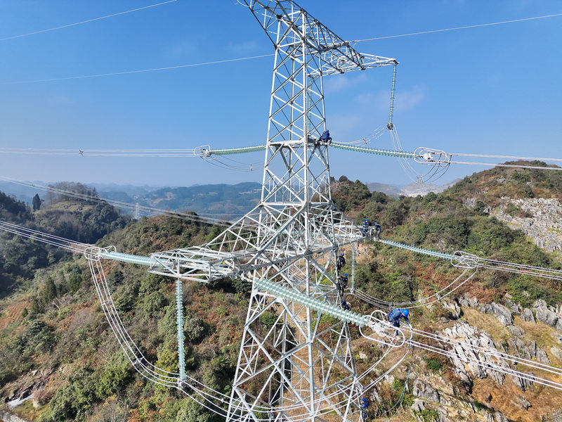 500千伏盤南低熱值電廠接入系統工程施工現場，南方電網貴州電網公司工作人員正在作業。吳權敏、李泵攝