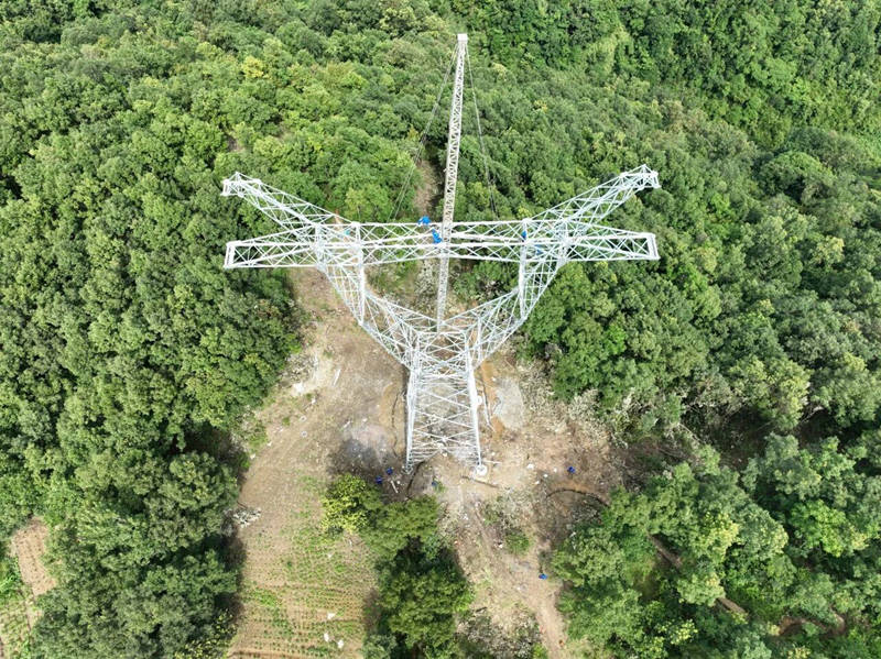 500千伏盤南低熱值電廠接入系統工程塔基組立現場。付振偉攝