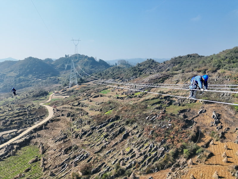 南方電網貴州六盤水供電局組織工作人員對盤南低熱值電廠的線路進行驗收。吳權敏、李泵攝