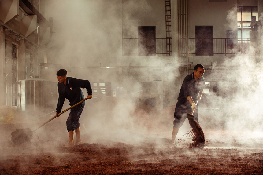 仁懷醬香酒生產環節——攤晾。