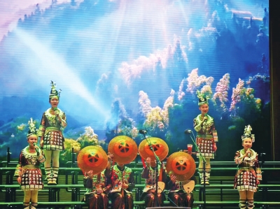 貴陽(yáng)市特殊教育學(xué)校學(xué)生表演《紅韻侗歌·和諧之聲》。貴陽(yáng)市教育局