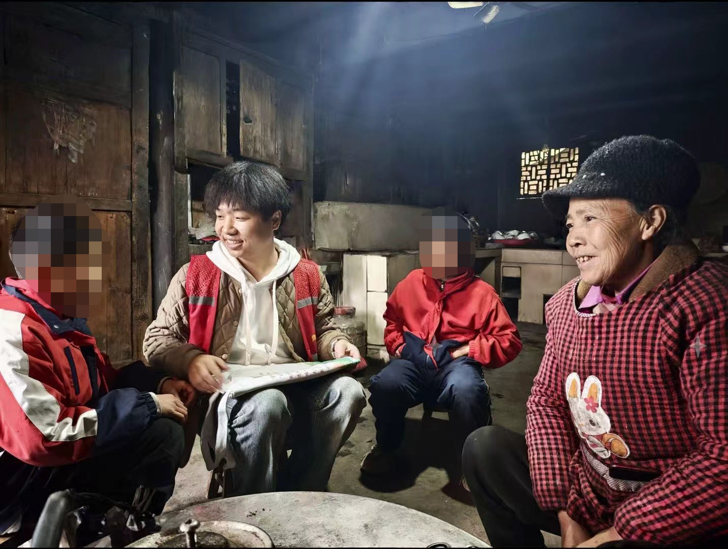 施秉縣白垛鄉(xiāng)工作人員詢問兒童生活近況。