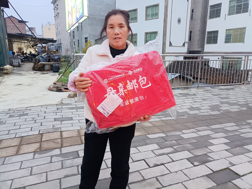 施秉縣甘溪鄉(xiāng)村民收到“母親郵包”。