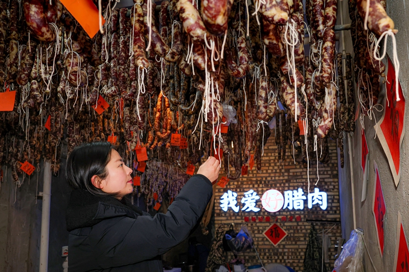 2026年1月26日，貴州省畢節(jié)市七星關(guān)區(qū)鋤禾農(nóng)特產(chǎn)品店工人給顧客定制的香腸懸掛標(biāo)簽。