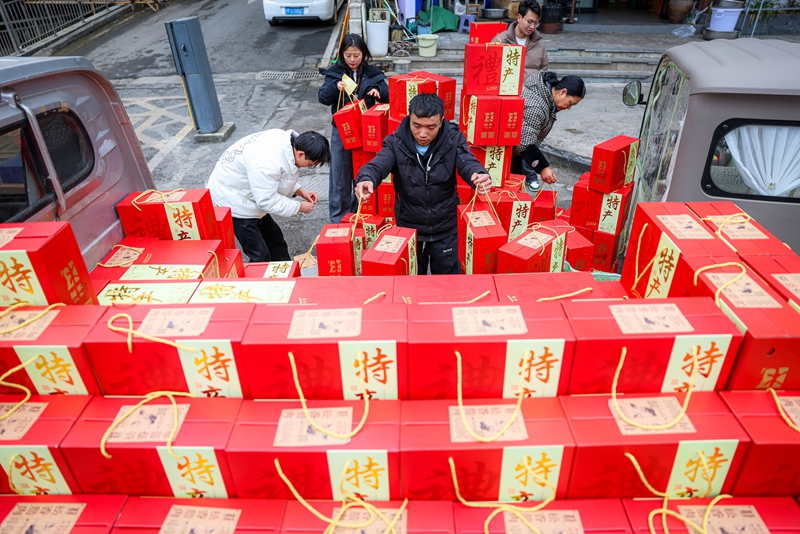 2026年1月26日，貴州省畢節(jié)市七星關(guān)區(qū)鋤禾農(nóng)特產(chǎn)品店工人將年貨禮盒裝車。