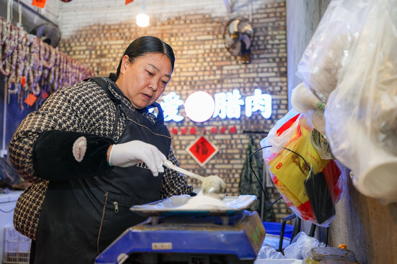 2026年1月26日，貴州省畢節市七星關區鋤禾農特產品店工人在調配調味品。