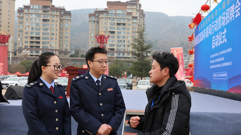 赫章縣2026年“尋味夜郎·樂購赫章”新春促消費系列活動中,國家稅務總局赫章縣稅務局深入活動同步跟進、主動靠前、精準發力開展稅收服務,圖為稅務干部在入駐商戶招聘時,向活動企劃方了解活動詳情,溝通活動輔導細節。(陳焰宏 攝)