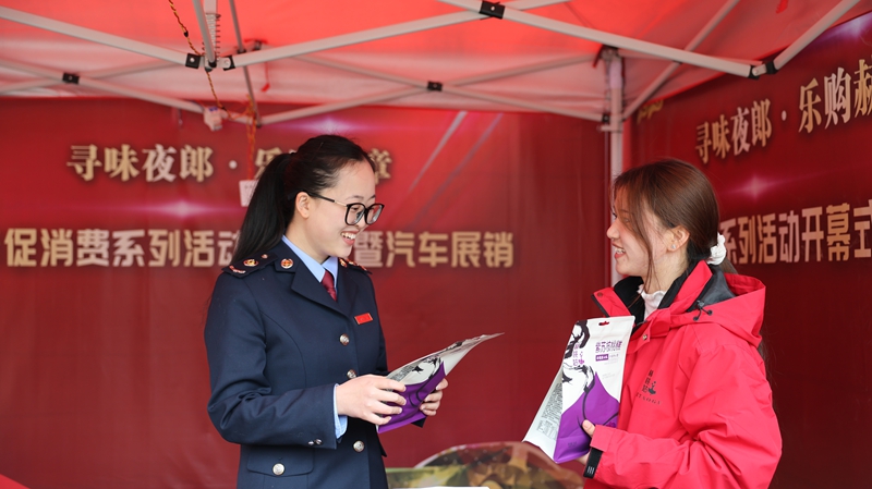 赫章縣2026年“尋味夜郎·樂購赫章”新春促消費系列活動中,國家稅務總局赫章縣稅務局深入活動同步跟進、主動靠前、精準發力開展稅收服務,圖為稅務干部向美食商戶貴州赫桃姑農產品開發有限公司參展銷售人員王藝霖了解經營情況,同時開展“點對點”答疑和“手把手”教學。(陳焰宏 攝)