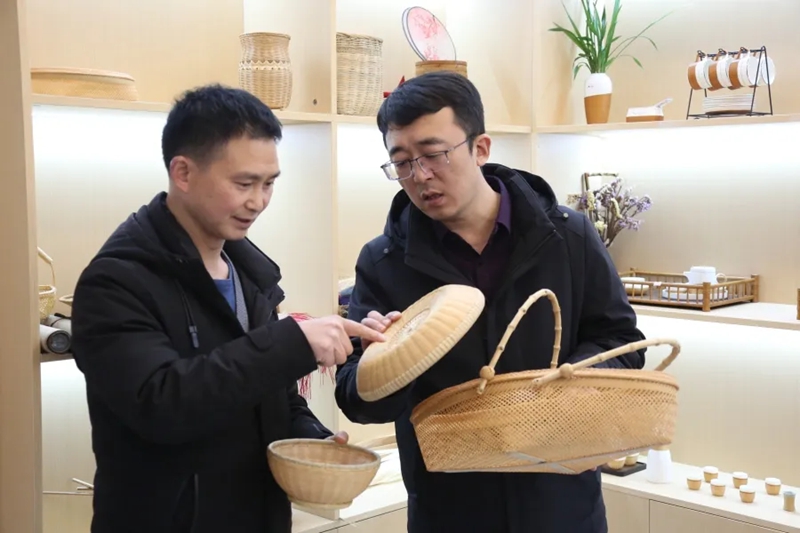 2.劉宇工作中 (2).jpg