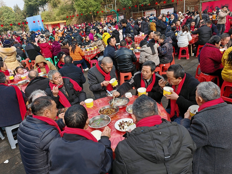 百桌村宴開席,渝黔鄉親圍坐共話團圓溫情。謝永恒 攝.jpg