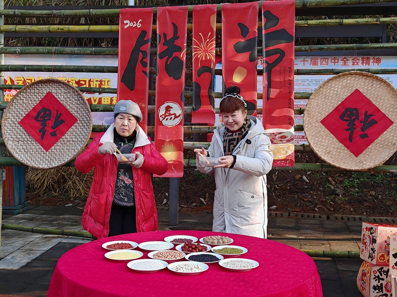 臘八時節,鄉親品嘗暖心粥,共迎馬年新春。謝永恒 攝.jpg