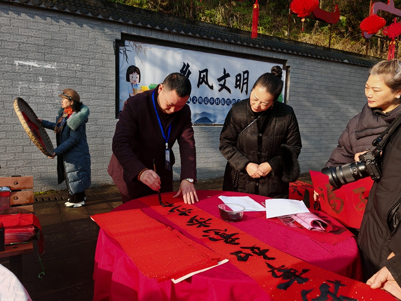 書法家揮毫潑墨,書寫春聯送福,增添新春年味。謝永恒 攝.jpg