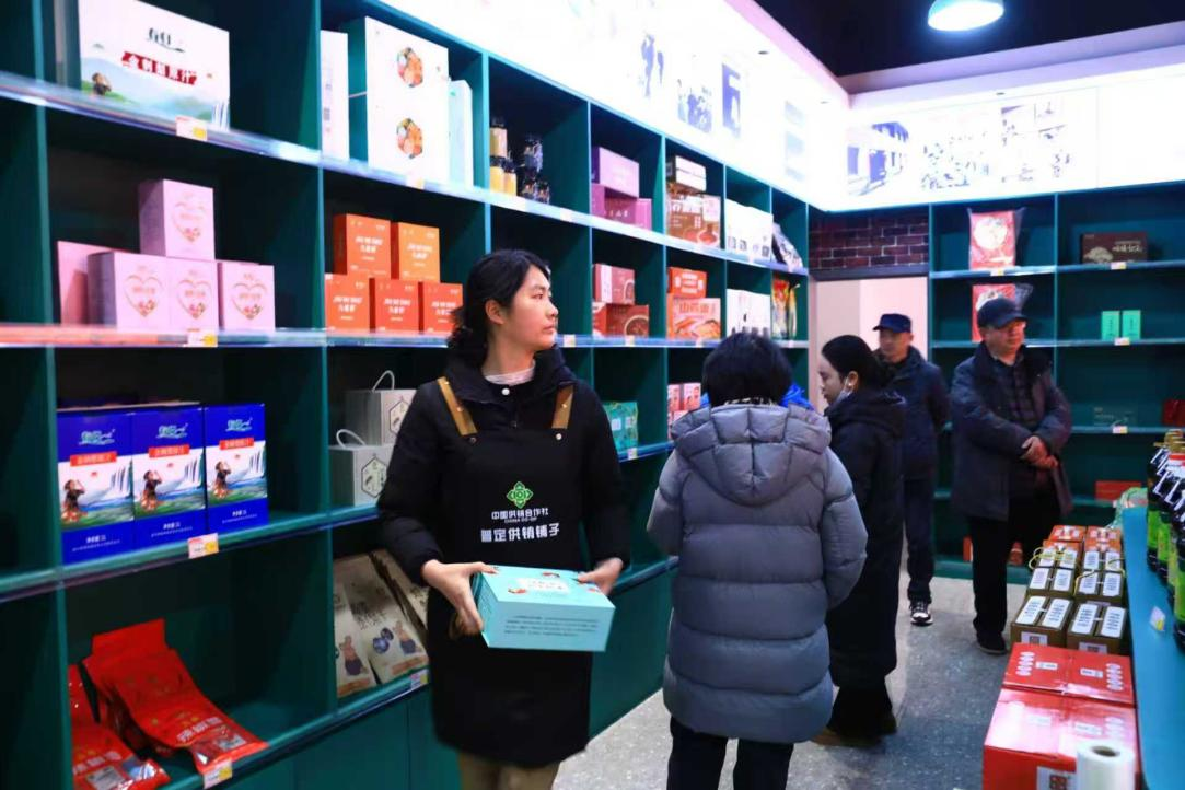 供銷鋪?zhàn)永镛r(nóng)特產(chǎn)品。