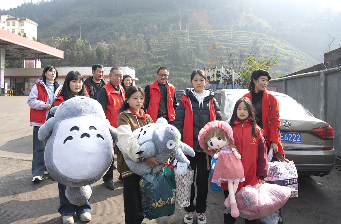 愛心團隊送上關懷。