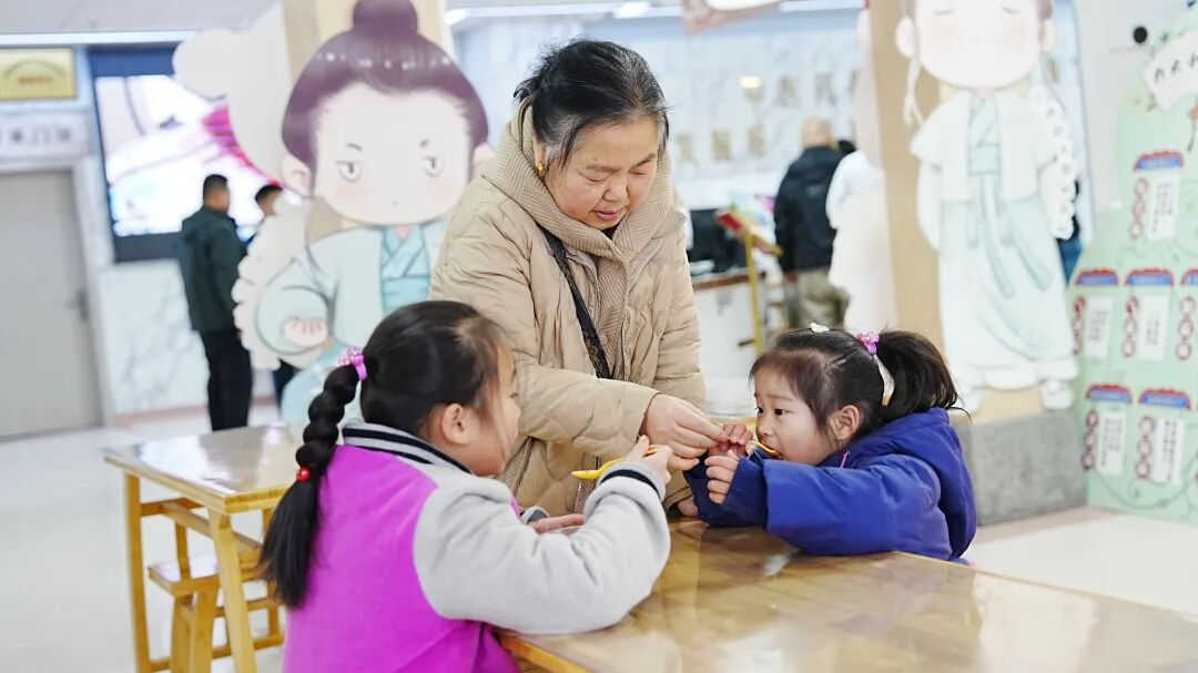 南明區(qū)中醫(yī)醫(yī)院與南明區(qū)圖書館聯(lián)合開展“知民俗·品年味兒”養(yǎng)生系列活動(dòng)。