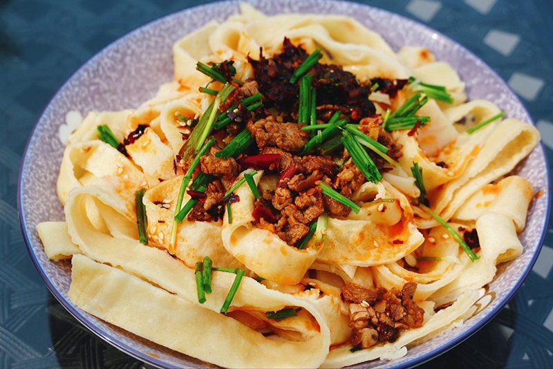 石磨磨漿、柴火慢烙,綠豆粉鎖住百年香。