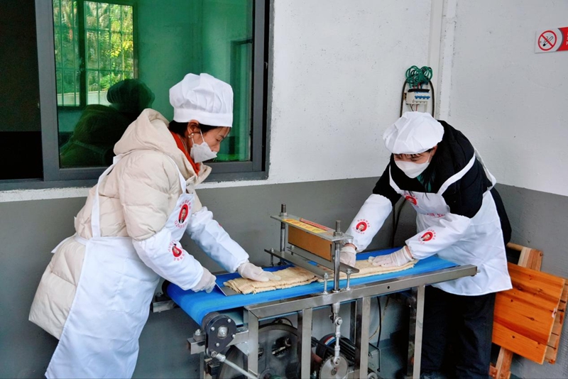 石磨磨漿、柴火慢烙,綠豆粉鎖住百年香。