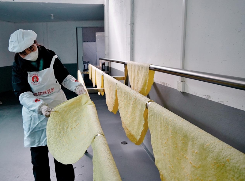 石磨磨漿、柴火慢烙,綠豆粉鎖住百年香。