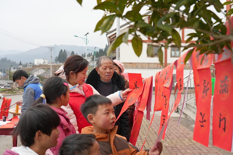 2026年1月26日，貴州省畢節市納雍縣張家灣鎮普灑社區，群眾在挑選大學生志愿者現場寫的春聯。