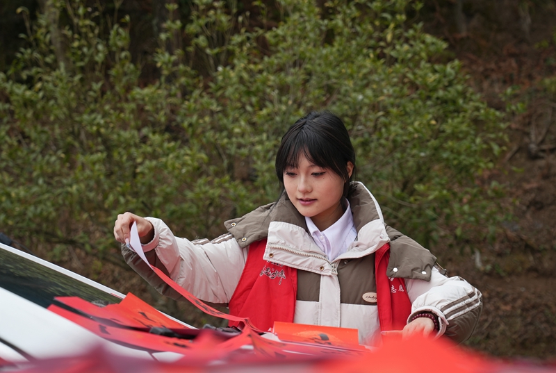 2026年1月26日，貴州省畢節市納雍縣張家灣鎮普灑社區，大學生志愿者在整理春聯。