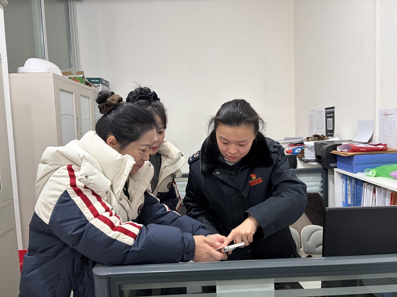 稅務人員為納稅人宣傳相關知識要點。