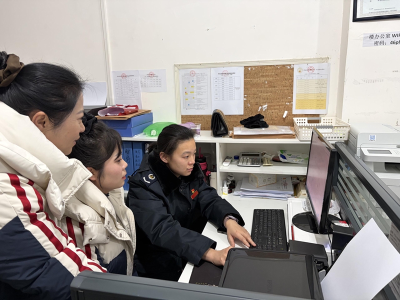 稅務人員為納稅人宣傳相關知識要點。