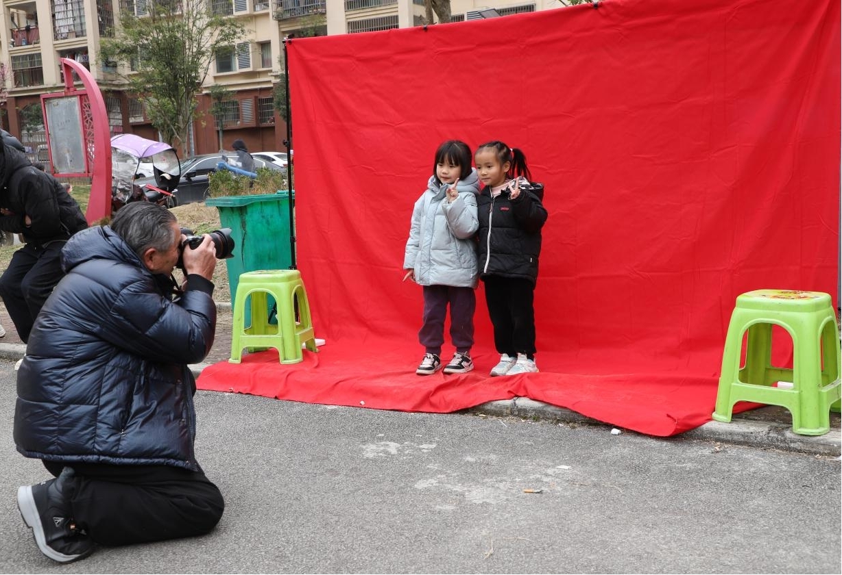 攝影志愿者為群眾拍照。