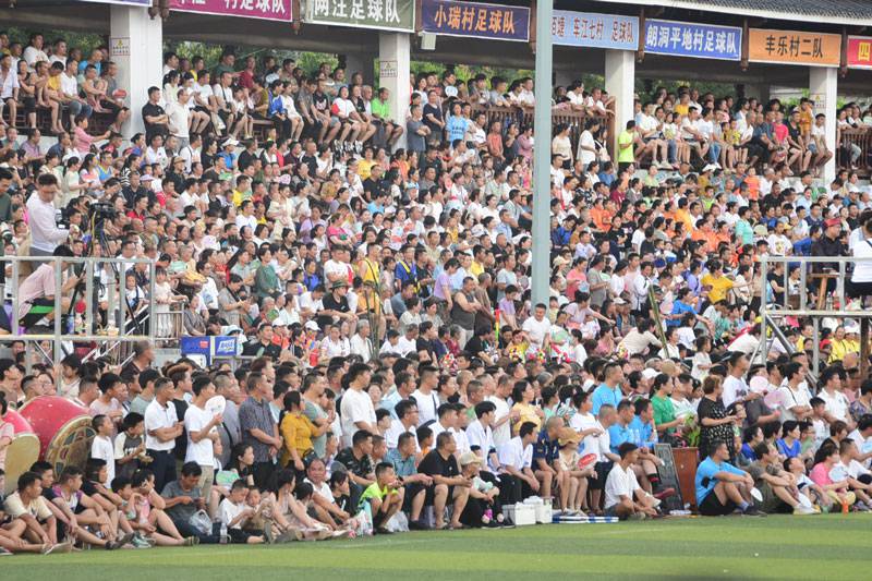 榕江“村超”觀眾席。張雷攝