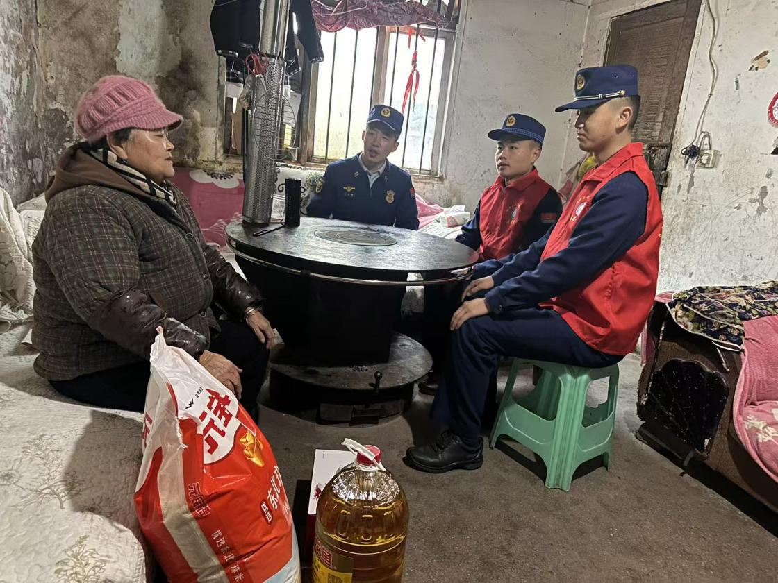 大隊志愿者與困難群眾親切交談。