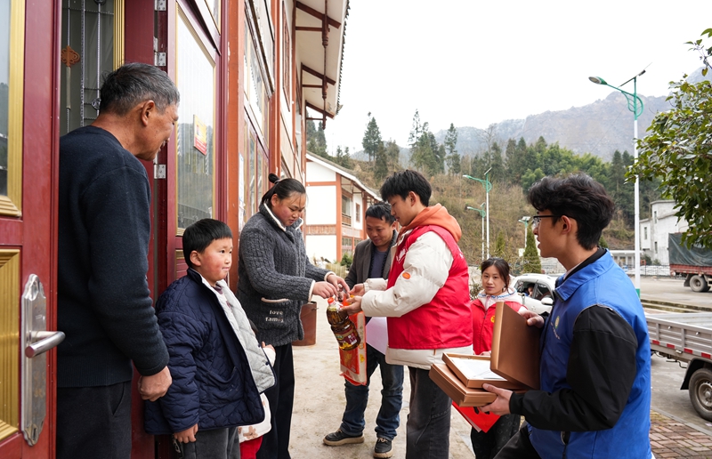 2026年1月26日,貴州省畢節市納雍縣張家灣鎮普灑社區,大學志愿者給特殊群眾送生活物資。 楊英 攝.jpg