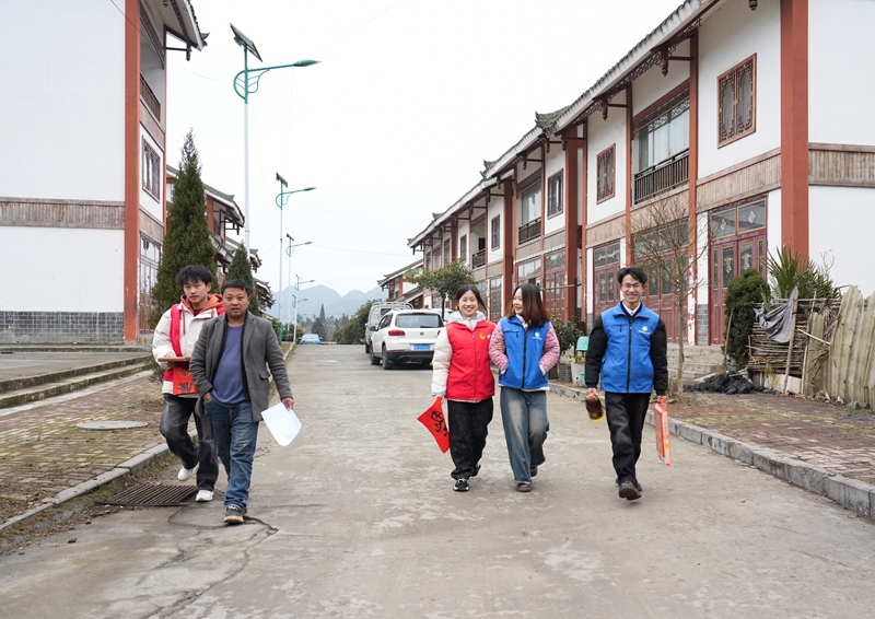 2026年1月26日,貴州省畢節市納雍縣張家灣鎮普灑社區,大學志愿者給特殊群眾送生活物資。 楊 英 攝.jpg